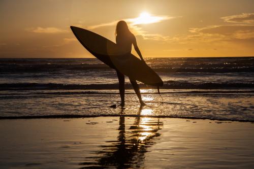 286208-sea-surfing-women-silhouette.jpg