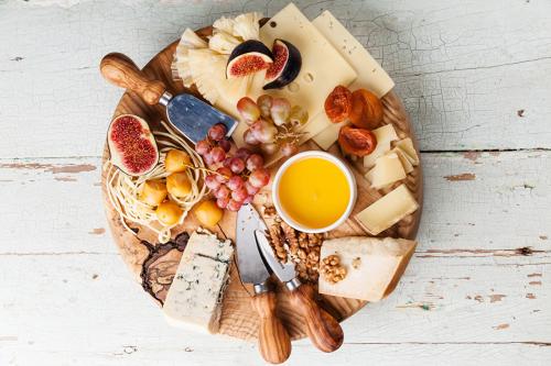 cheese_honey_grapes_common_fig_nuts_wood_planks_549335_1280x853.jpg