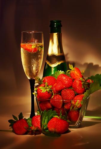 champagne_strawberry_bottle_stemware_565033_693x1024.jpg