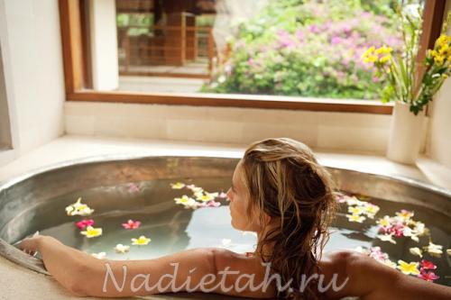 salt-bath-woman-bali-relax.jpg
